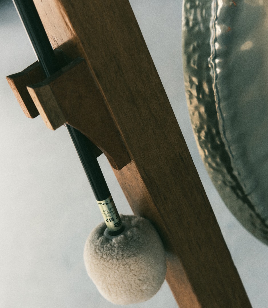 Detalle del gong de una clase de Hot Yoga en OM Studio.